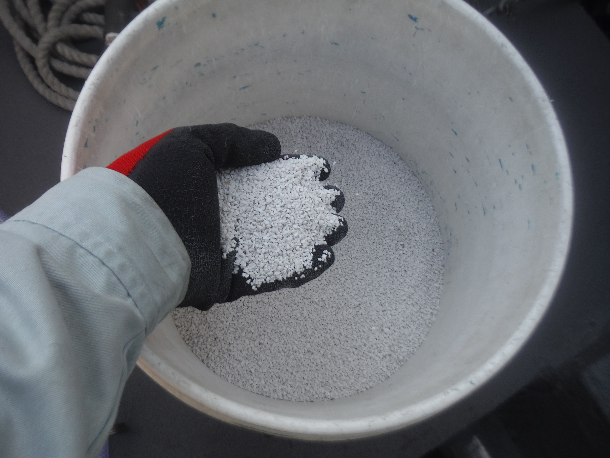 給水管ライニング前の錆を除去する時に使うセラミック砂
