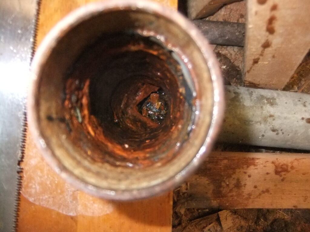 給湯配管穴あき